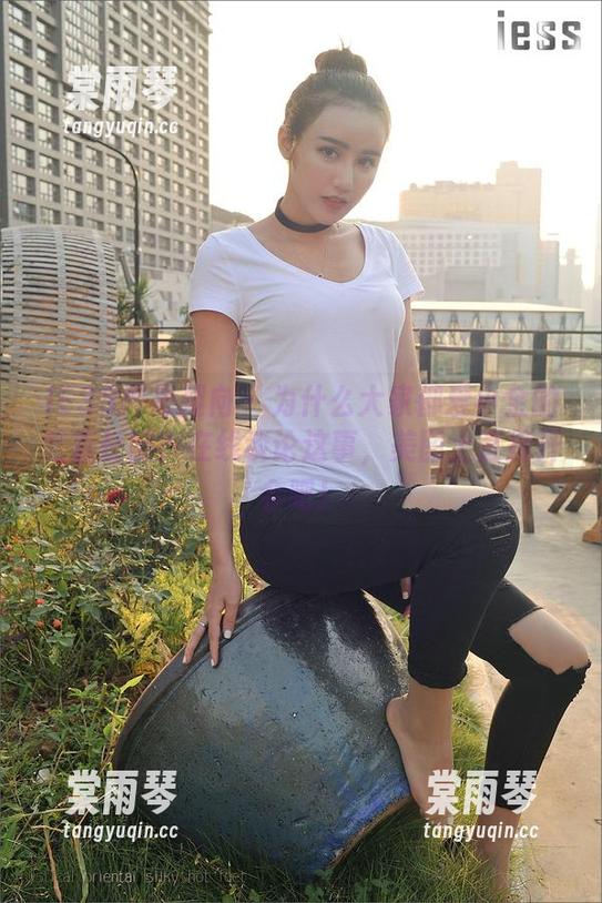 IESS异思趣向 - 为什么大家都爱小金的笔直长腿？在线谈论这事，美图上直接开会吧！