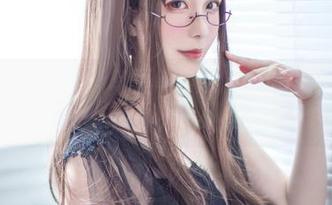 Sakiiii翎柒最新写真集：她的护士服不止是白色…
