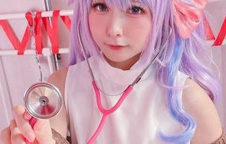走过教学楼，看见SayoMomo的校园写真，清新无敌，来，下载带回家！