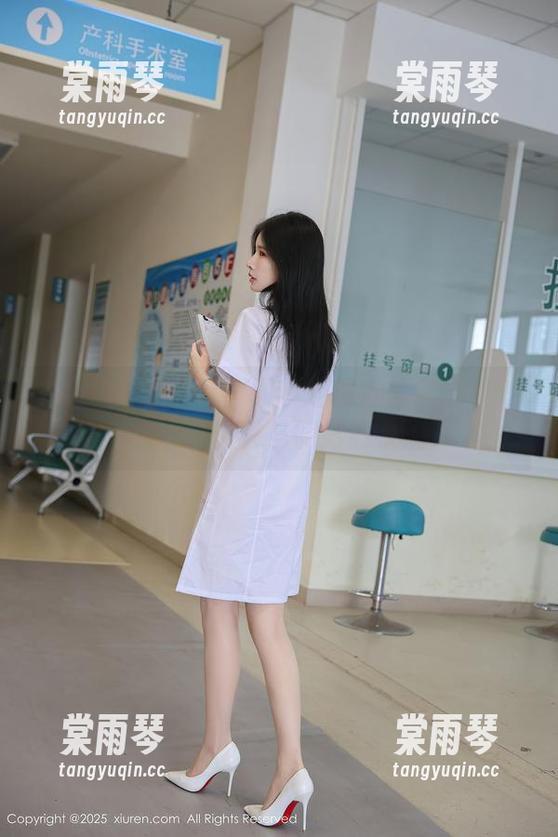Xiuren秀人网-谢小蒽 Xiuren秀人网 - 谢小蒽的办公室全集:汽水、文件与微妙的余温