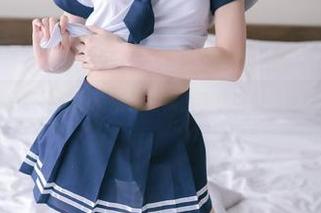 校服爱宕，兔玩映画的高清作品集，手机电量不够我看得过瘾。
