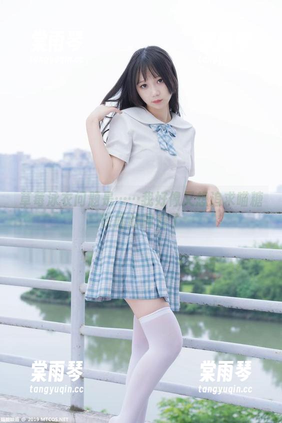 草莓泳衣问题是……我好像又想追求喵糖映画的图包了