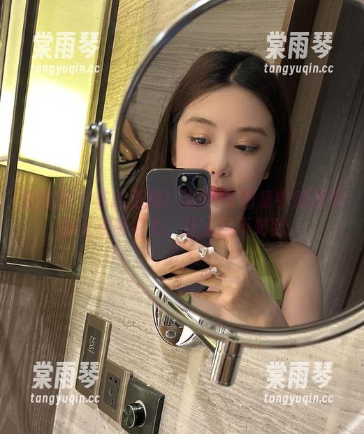 微密圈 - 在线更新！奶雯JK图集中就是有那么点吸引力，让人目不转睛。