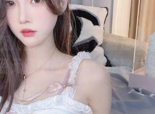 小小奶瓶儿全集，吊带虽然是在装可爱，但我已经无意中被卷入“纯欲”漩涡了。