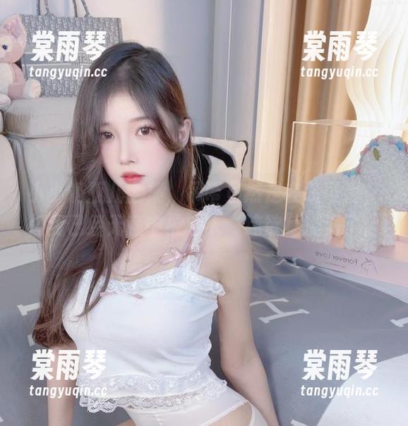 小小奶瓶儿 小小奶瓶儿全集,吊带虽然是在装可爱,但我已经无意中被卷入“纯欲”漩涡了。