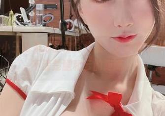 微密圈 - 小玉吃果冻的定制作品：长腿秀出来，让我分不清楚腿和云的距离。