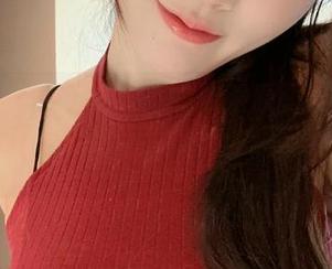 微密圈 - 小玉吃果冻的校服原图好像有魔力，图册里的她让我忍不住想发个表情包。