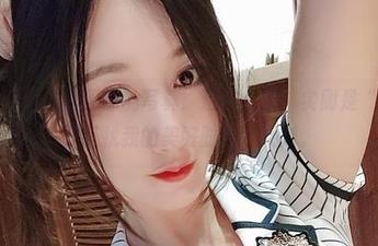 微密圈 - 小玉吃果冻的写真：这叫女友，实则是“你们不要打扰我的美好时光”系列。