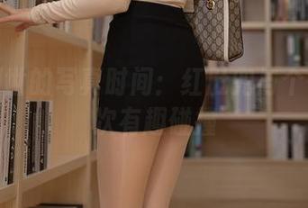 抖娘利世的写真时间：红肚兜与个性的一次有趣碰撞