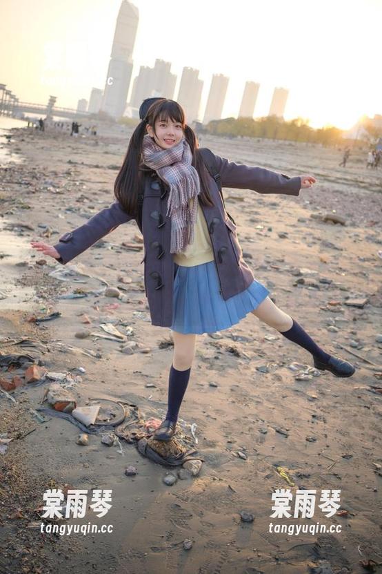 柴系小乖 - 写真里的赤西夜夜，竟然把“剧情”演绎成了一种极致的无聊感‍