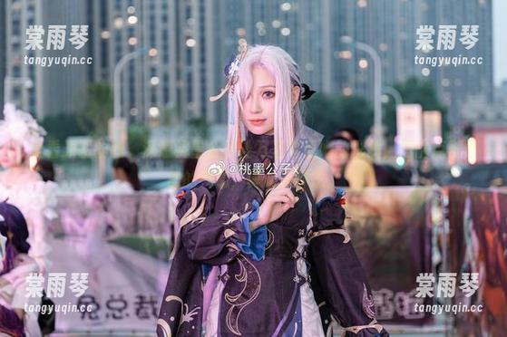 桃墨公子 爱看原图的我,深感桃墨公子让万圣节蕾姆的形象,透出点不寻常的气息,真让人怀念。