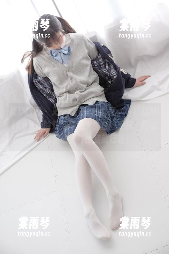 森萝财团-小奶糕Milky 森萝财团 - 又一组出炉的套图,小奶糕Milky与她的双马尾美少女白丝美腿,何必纠结情感,对比腿就行啦!