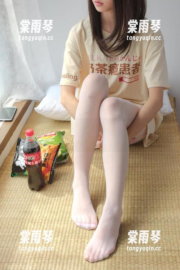 森萝财团 灰丝美脚的魅力,分享自森萝财团的教室奇观!