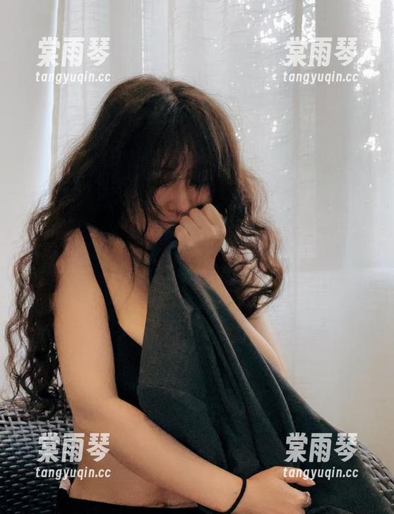 樱晚gigi写真：躺在光里，自我陶醉中…呃，是偶然的姿势吧？