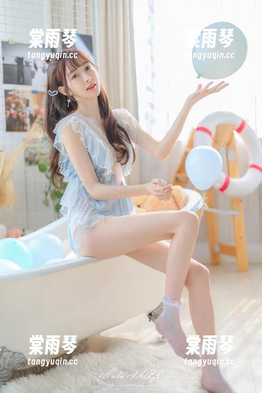 看到王羽杉穿抹胸浴缸，内心住了个小鹿