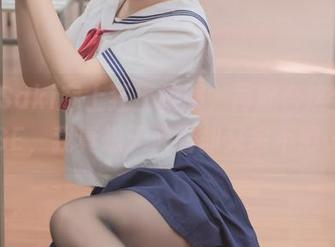 白金Saki穿上狂三校服，再配合这个POSE，我真想天天看却又舍不得…