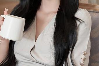 秀人网 - 小米粒般的奶芙乔乔，校园写真里那种普普通通似乎要翻个天～闪光点老是给我抓住！