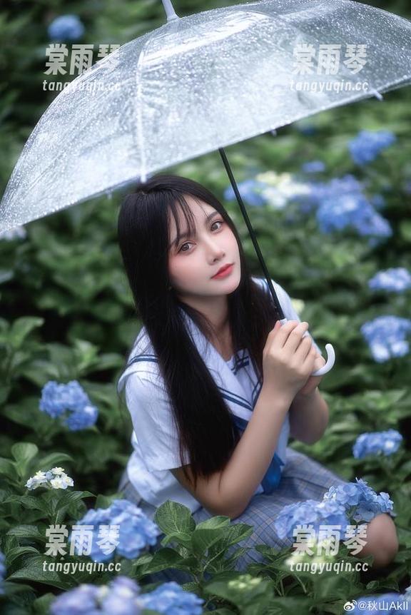 秋山AkI的mirror彩云，又一部令人心动的写真集，资源都散发着光芒。