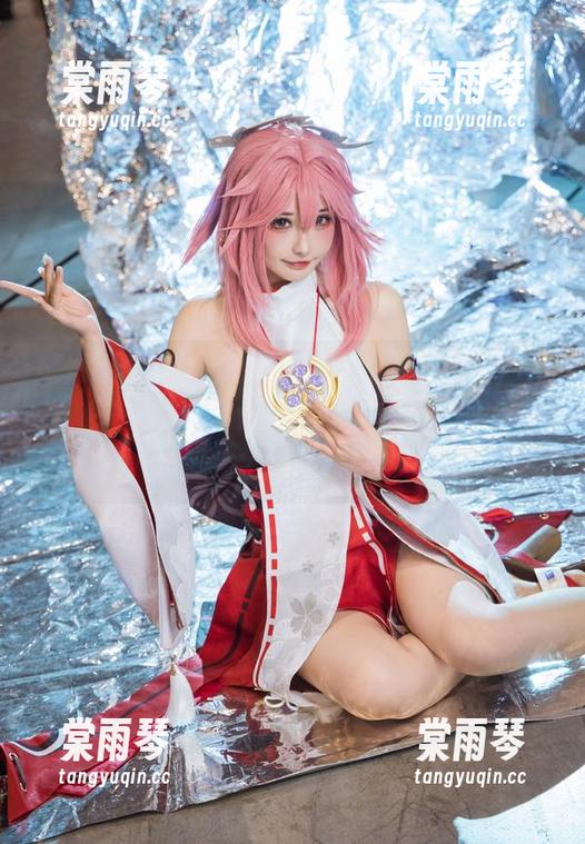 糖果果Candy 糖果果Candy又来了,这次是什么cos八重神子——说实话,这发型我也是服气了,完全抓住精髓。
