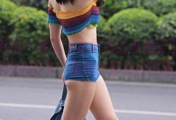 魔镜街拍 - 看艾小青学姐的私拍美图，好想握着她的书，把她的脑袋捶得通红！