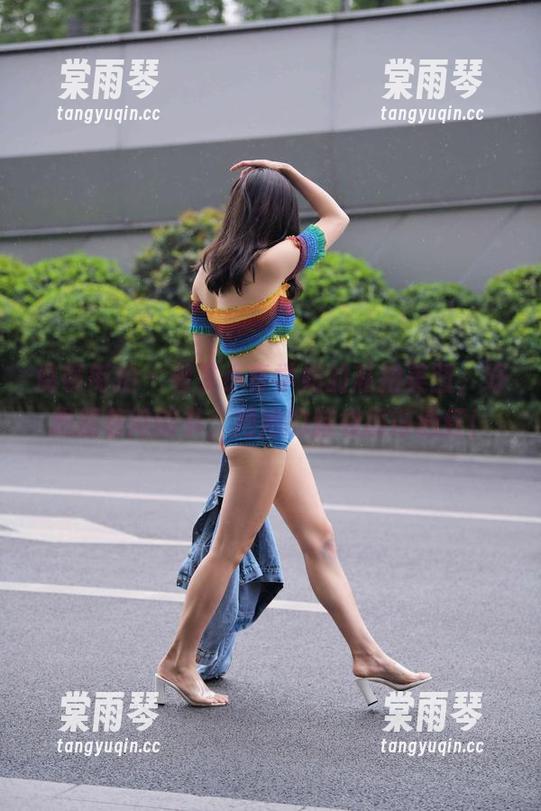 魔镜街拍 - 看艾小青学姐的私拍美图，好想握着她的书，把她的脑袋捶得通红！