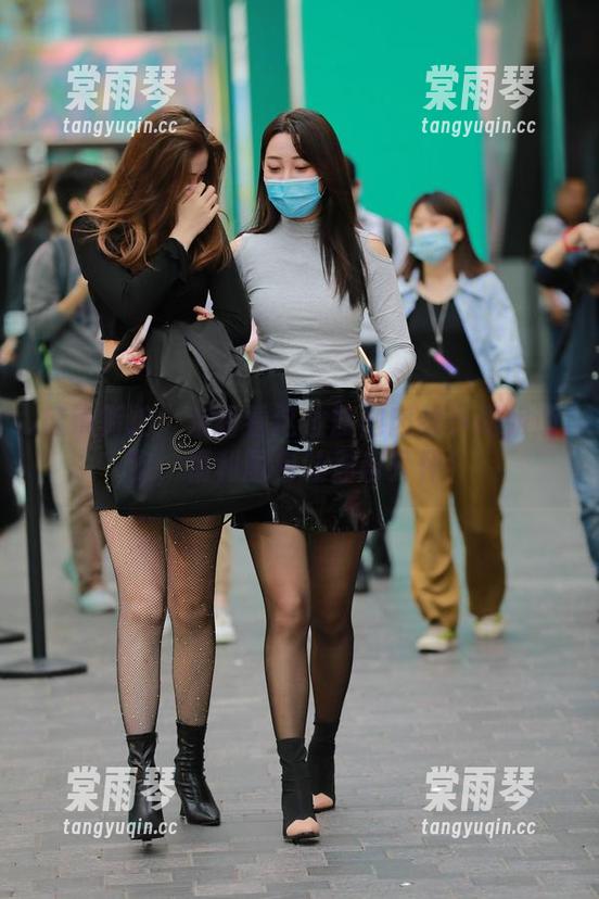 魔镜街拍：来看看这位旗袍肉丝小姐姐遛狗，福利图包让你乐开怀！